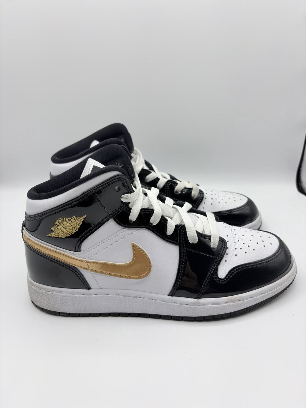 JORDAN 1 AIR RETRO 6.5Y SNEAKERS MID PATENT BLACK GOLD BQ6931-007 GOOD